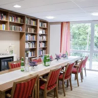 Aufenthaltsraum mit Bibliothek Aufenthaltsraum mit Bibliothek