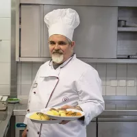 Koch in hauseigener Küche