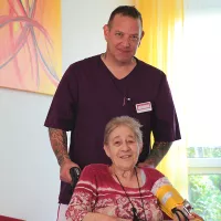 Mitarbeitende und Bewohnerin Mitarbeitende und Bewohnerin